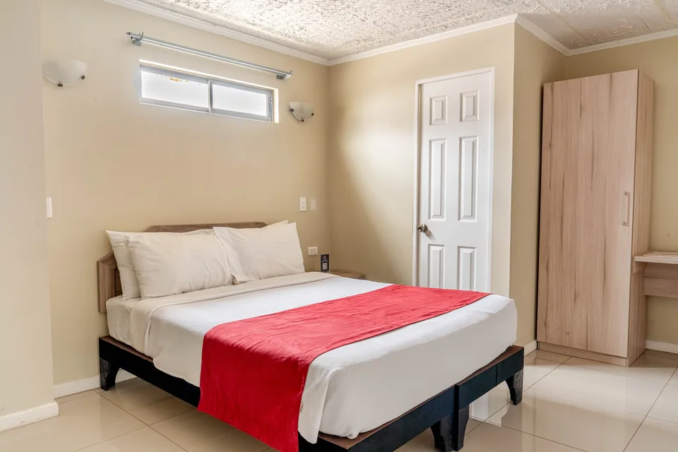 Habitación con cama matrimonial