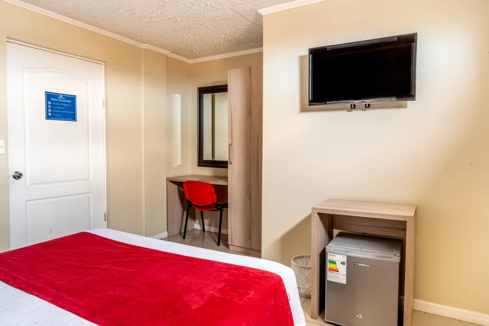 Televisor, escritorio y minibar de la habitación