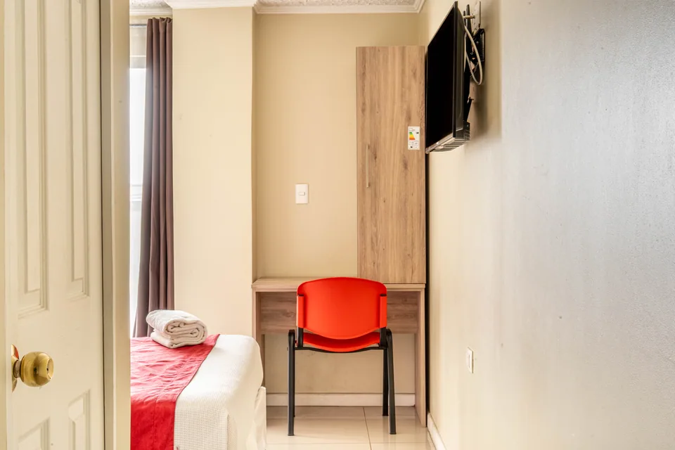 Escritorio y equipamiento de la habitación