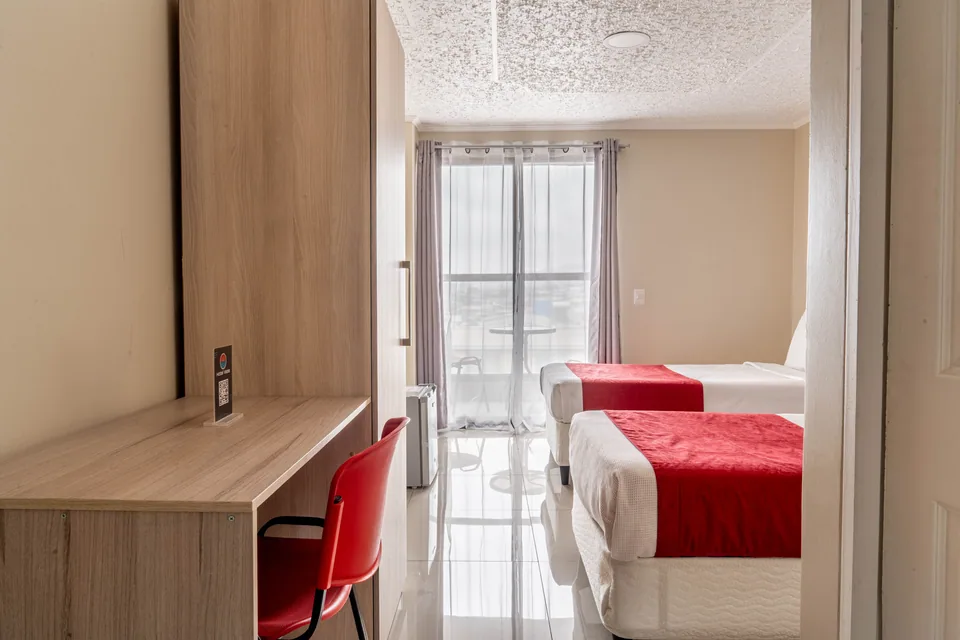 Habitación de dos camas con escritorio